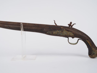 Vente aux enchères Long pistolet à silex pour la décoration.  Garnitures en laiton.  Fort