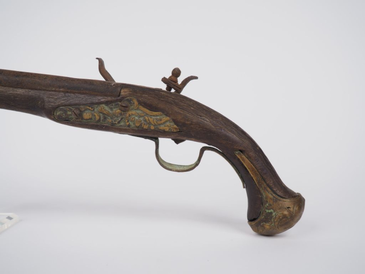 Long pistolet à silex pour la décoration.  Garnitures en laiton.  Fort