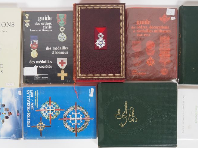 Lot de 10 livres sur les ordres, décorations et médailles : - Ordres e