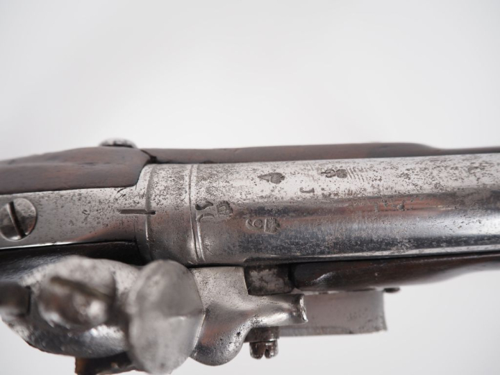 Pistolet à silex britannique. Canon rond avec poinçons d’épreuve. Plat