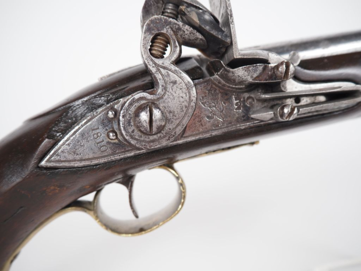 Pistolet à silex britannique. Canon rond avec poinçons d’épreuve. Plat