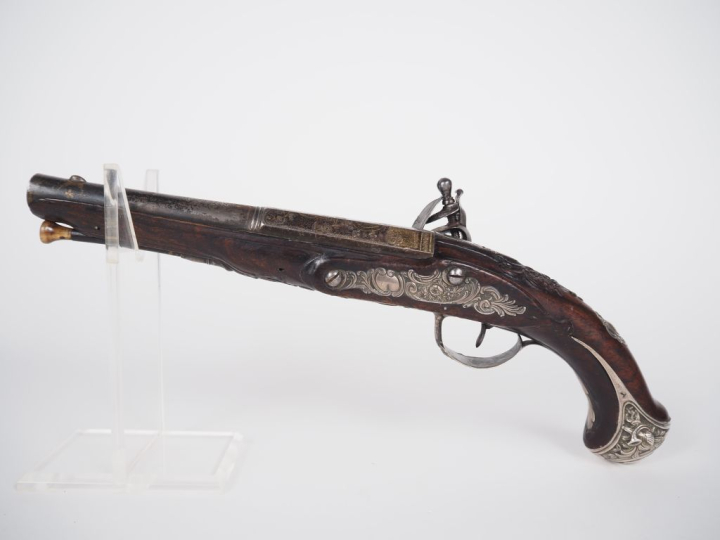Pistolet à silex d’officier Canon rond, à pans au tonnerre, gravé, dor