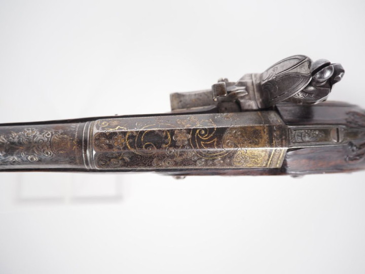 Pistolet à silex d’officier Canon rond, à pans au tonnerre, gravé, dor