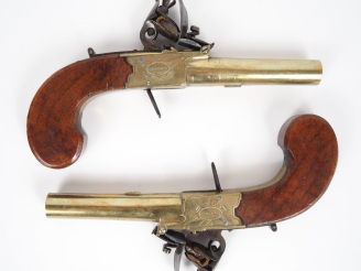 Vente aux enchères Paire de pistolets à coffre à silex, d’officier de marine britannique.