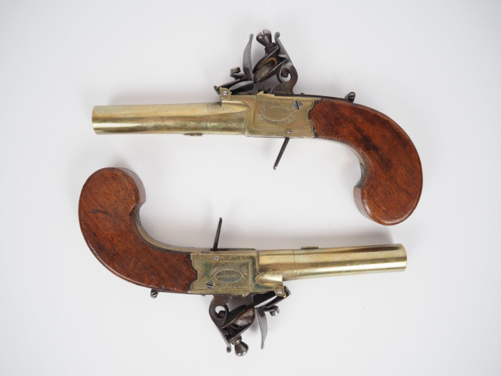 Paire de pistolets à coffre à silex, d’officier de marine britannique.