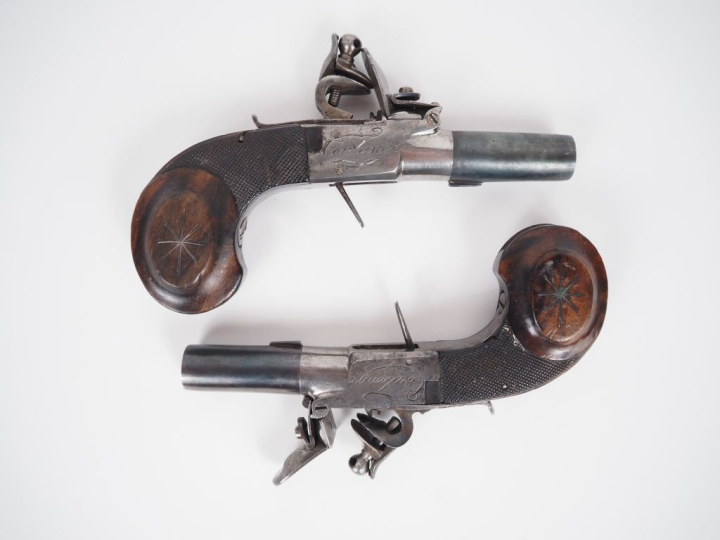 Paire de pistolets à coffre à silex, d’officier. Canons ronds. Coffres