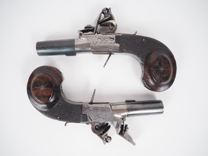 Paire de pistolets à coffre à silex, d’officier. Canons ronds. Coffres