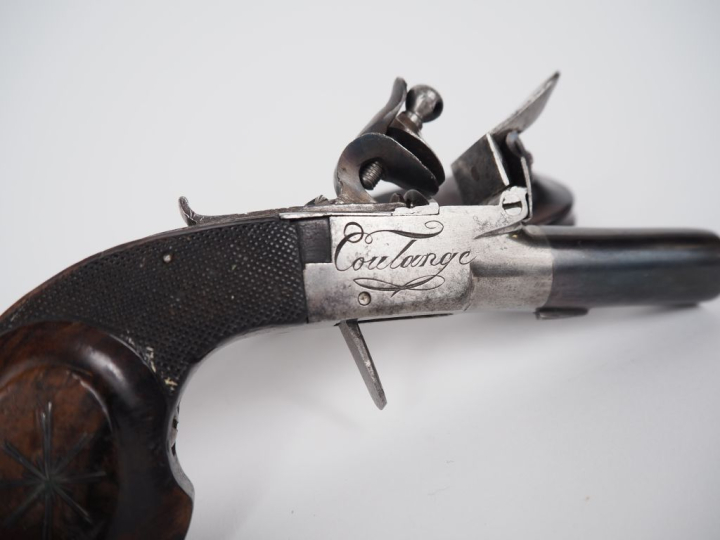 Paire de pistolets à coffre à silex, d’officier. Canons ronds. Coffres