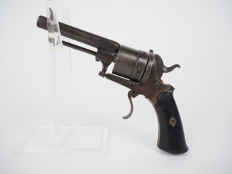 Vente aux enchères Revolver à percussion centrale. Canon à pans, carcasse ouverte, détent