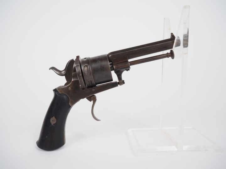 Revolver à percussion centrale. Canon à pans, carcasse ouverte, détent