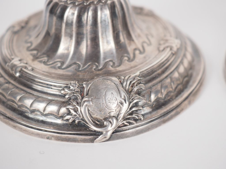 Paire de bougeoirs de toilette XVIIIème en argent, à décor de cartouch
