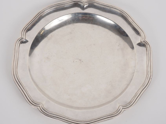 Vente aux enchères Petit plat rond XVIIIème en argent, modèle à filets.  Bord chantourné.