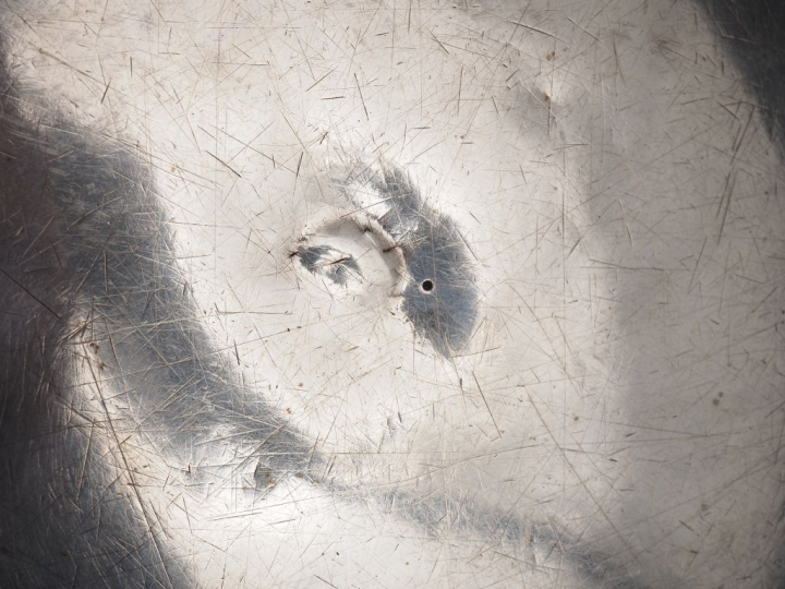 Petit plat rond XVIIIème en argent, modèle à filets.  Bord chantourné.