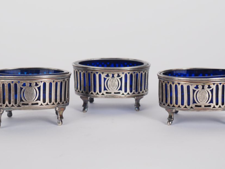 Garniture de table XVIIIème en argent comprenant trois salerons, à déc