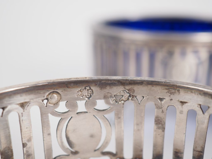 Garniture de table XVIIIème en argent comprenant trois salerons, à déc