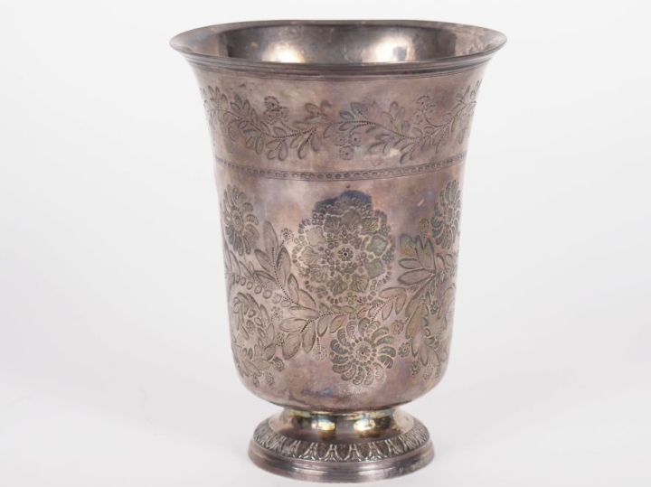 Importante timbale Restauration de forme tulipe en argent 950, poinçon