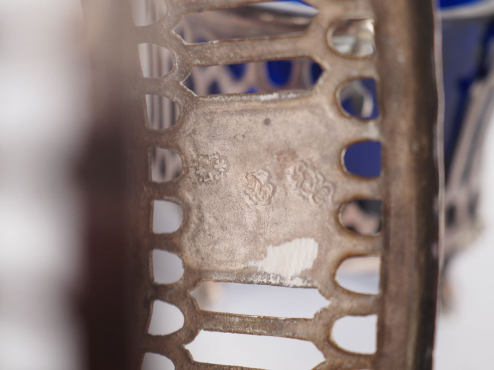 Paire de salerons XVIIIème en argent, à décor ajouré et de cartouches.