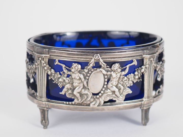 Saleron XVIIIème en argent, à décor ajouré d'angelots  musiciens, guir