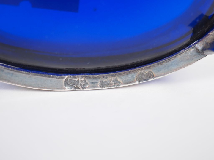 Saleron XVIIIème en argent, à décor ajouré d'angelots  musiciens, guir