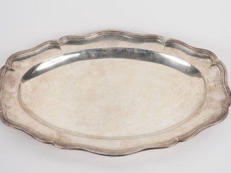 Vente aux enchères Plat ovale en argent de style Louis XV, poinçon cygne, modèle à filets