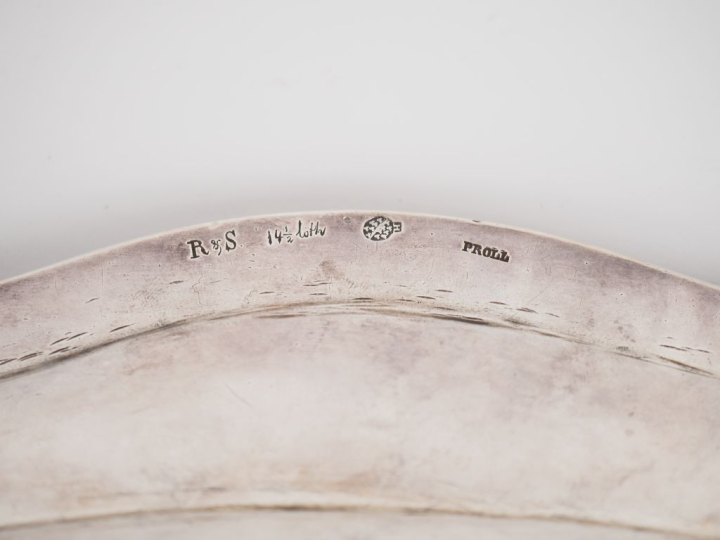 Plat ovale en argent de style Louis XV, poinçon cygne, modèle à filets