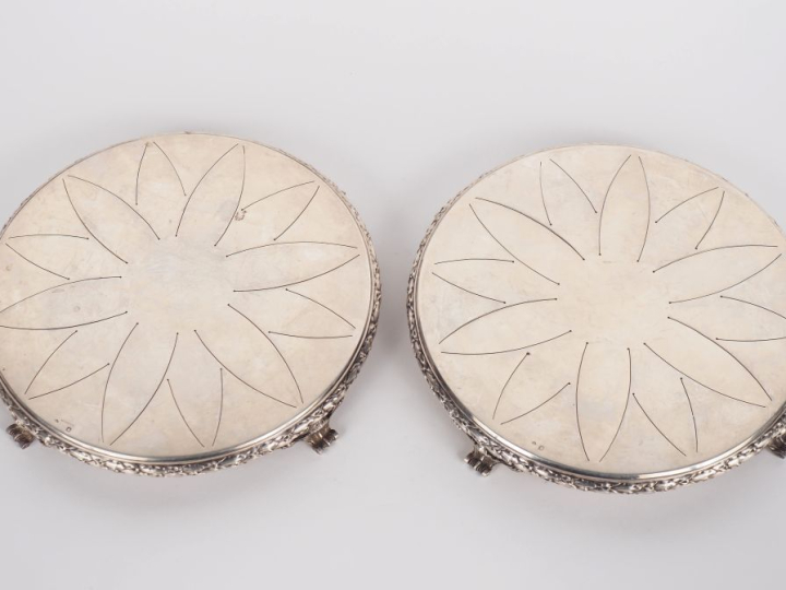 Paire de dessous de plats de style Louis XVI en argent 925, poinçon Mi