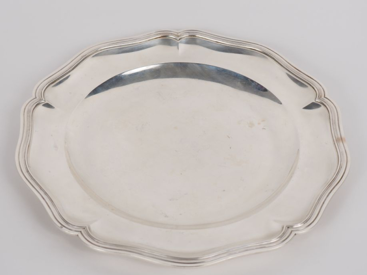 Plat rond de style Louis XV en argent 925, poinçon Minerve, modèle à f
