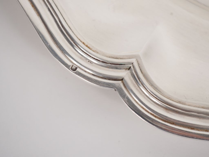Plat rond de style Louis XV en argent 925, poinçon Minerve, modèle à f