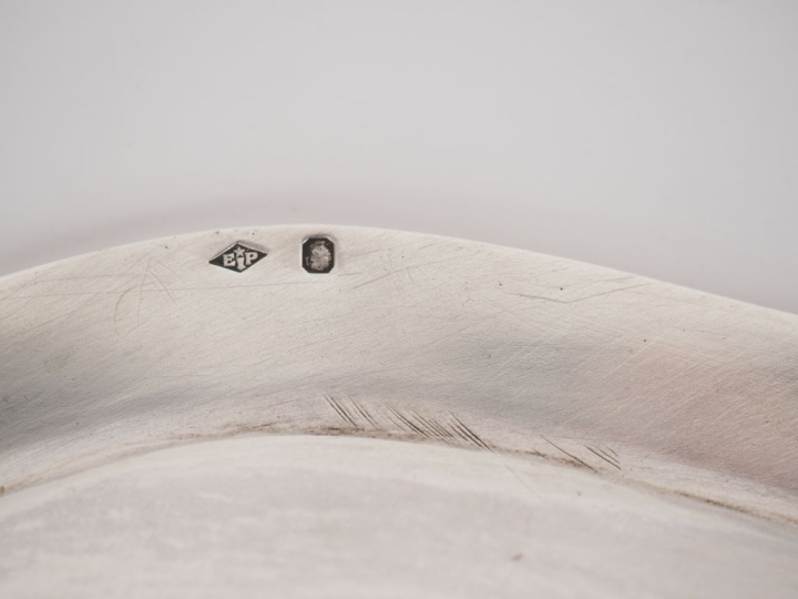 Plat rond de style Louis XV en argent 925, poinçon Minerve, modèle à f