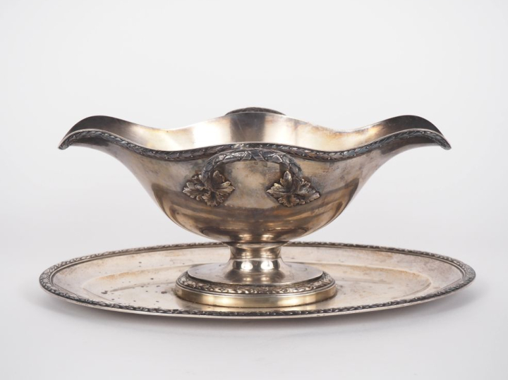 Saucière en argent 925, poinçon Minerve, à décor de frises de feuilles