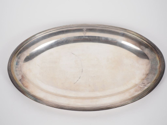 Vente aux enchères Plat ovale en argent 925, armorié  Poinçon Minerve MO : FH Poids : 104
