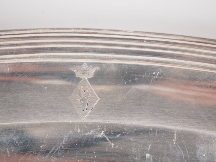 Plat ovale en argent 925, armorié  Poinçon Minerve MO : FH Poids : 104