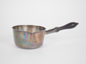 Vente aux enchères Casserole à bec verseur en argent lisse 925, poinçon Minerve.  Manche 