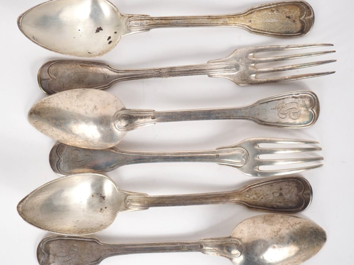 Un grand couvert et trois cuillères en argent 925, poinçon Minerve, mo