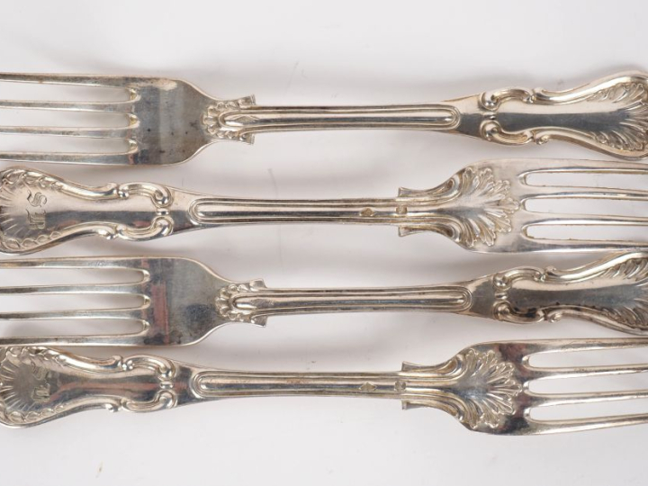 Suite de quatre fourchettes de style Louis XV en argent 925, poinçon M