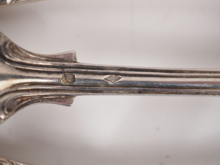 Suite de quatre fourchettes de style Louis XV en argent 925, poinçon M