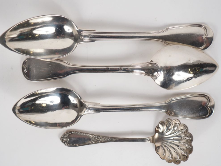 Trois grandes cuillères en argent, poinçons et modèles dépareillés. Mo