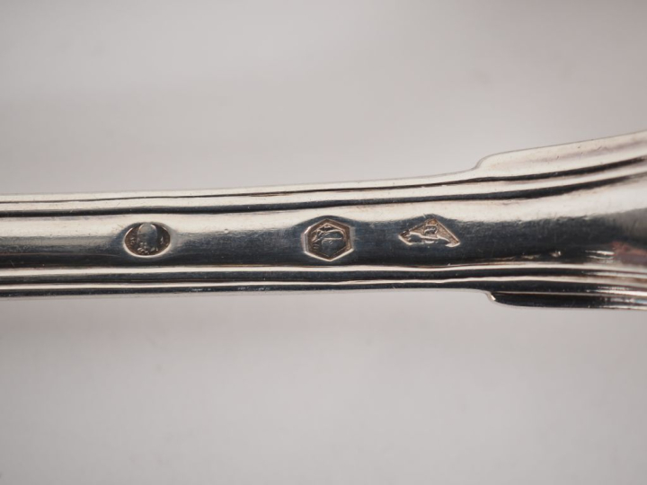 Trois grandes cuillères en argent, poinçons et modèles dépareillés. Mo