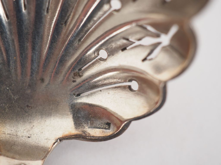 Trois grandes cuillères en argent, poinçons et modèles dépareillés. Mo