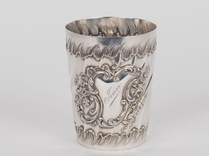 Timbale de style Louis XV en argent 925, poinçon Minerve, à décor de c
