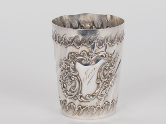 Vente aux enchères Timbale de style Louis XV en argent 925, poinçon Minerve, à décor de c