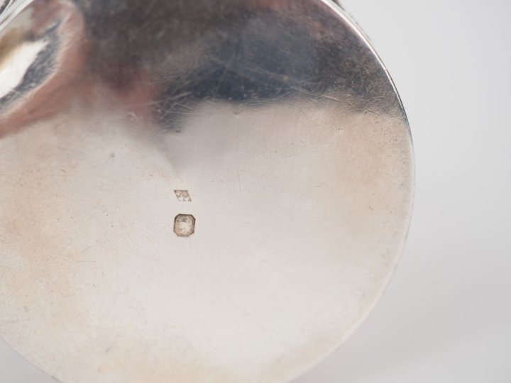 Timbale de style Louis XV en argent 925, poinçon Minerve, à décor de c