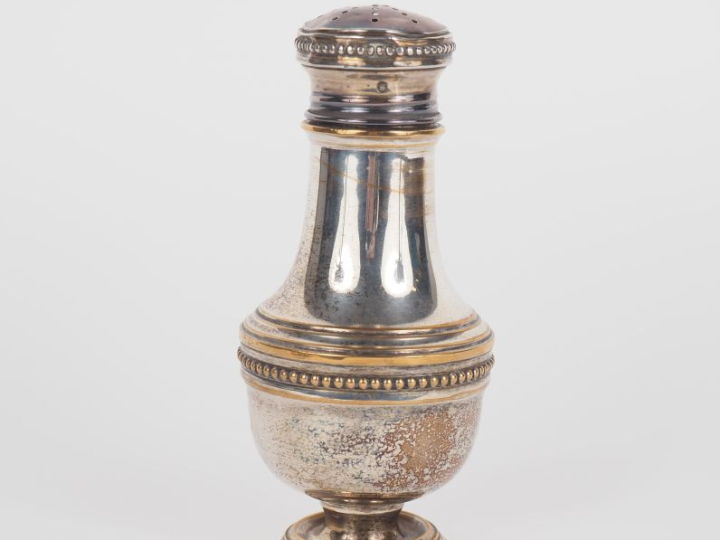 Saupoudroir en argent 925 et métal argenté, à décor de rangs de perles