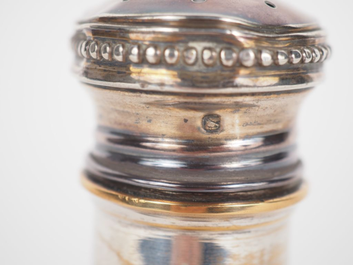 Saupoudroir en argent 925 et métal argenté, à décor de rangs de perles