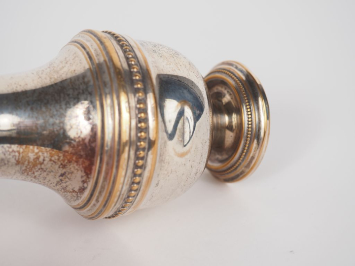Saupoudroir en argent 925 et métal argenté, à décor de rangs de perles