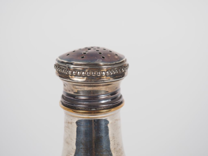 Saupoudroir en argent 925 et métal argenté, à décor de rangs de perles