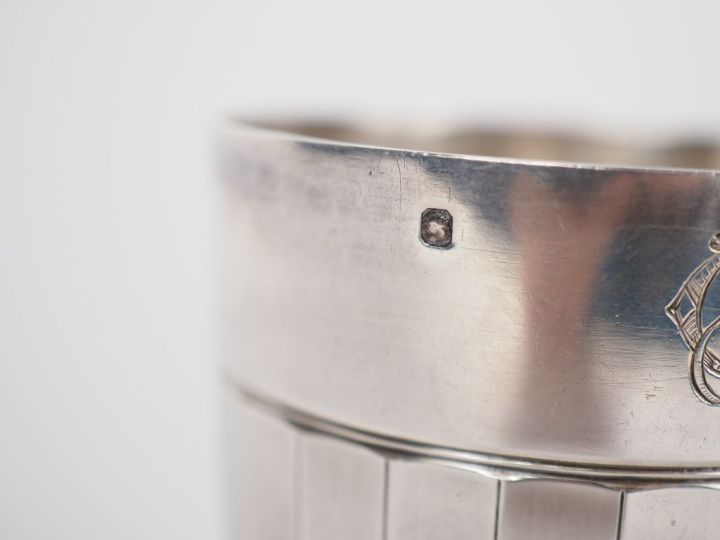 Timbale de style Art Déco en argent faceté 925, poinçon Minerve, à déc