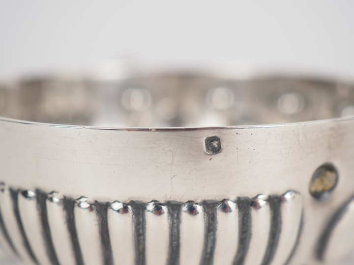 Taste-vin en argent 925, poinçon Minerve, à décor de godrons et pastil