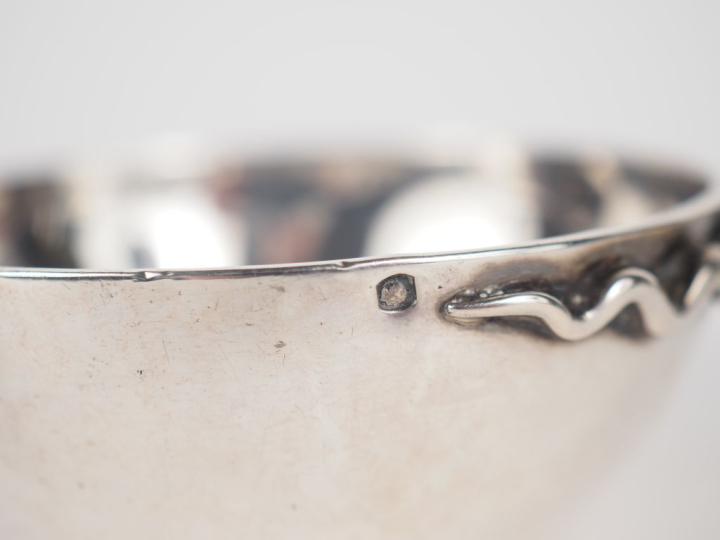 Taste-vin en argent lisse 800, poinçon Minerve.  Gravé G. Castellat de