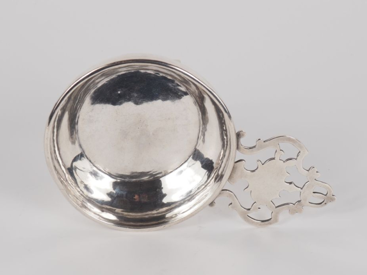 Taste-vin en argent martelé, poinçon cygne.  Anse ajourée.  Diam. 10 c